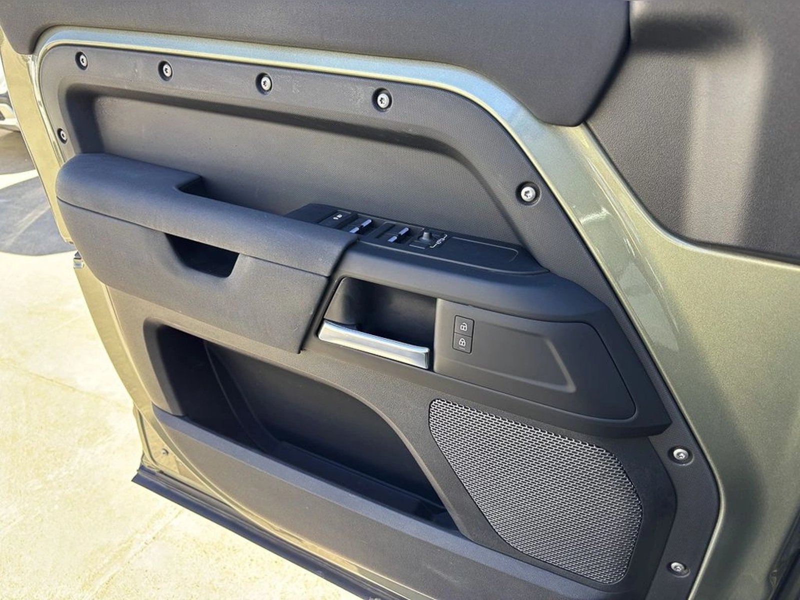 Land Rover DEFENDER 3.0 110 X-DYNAMIC S HIBRIDO 4X4 AT 5P 2023 - Imagen 18 de 18