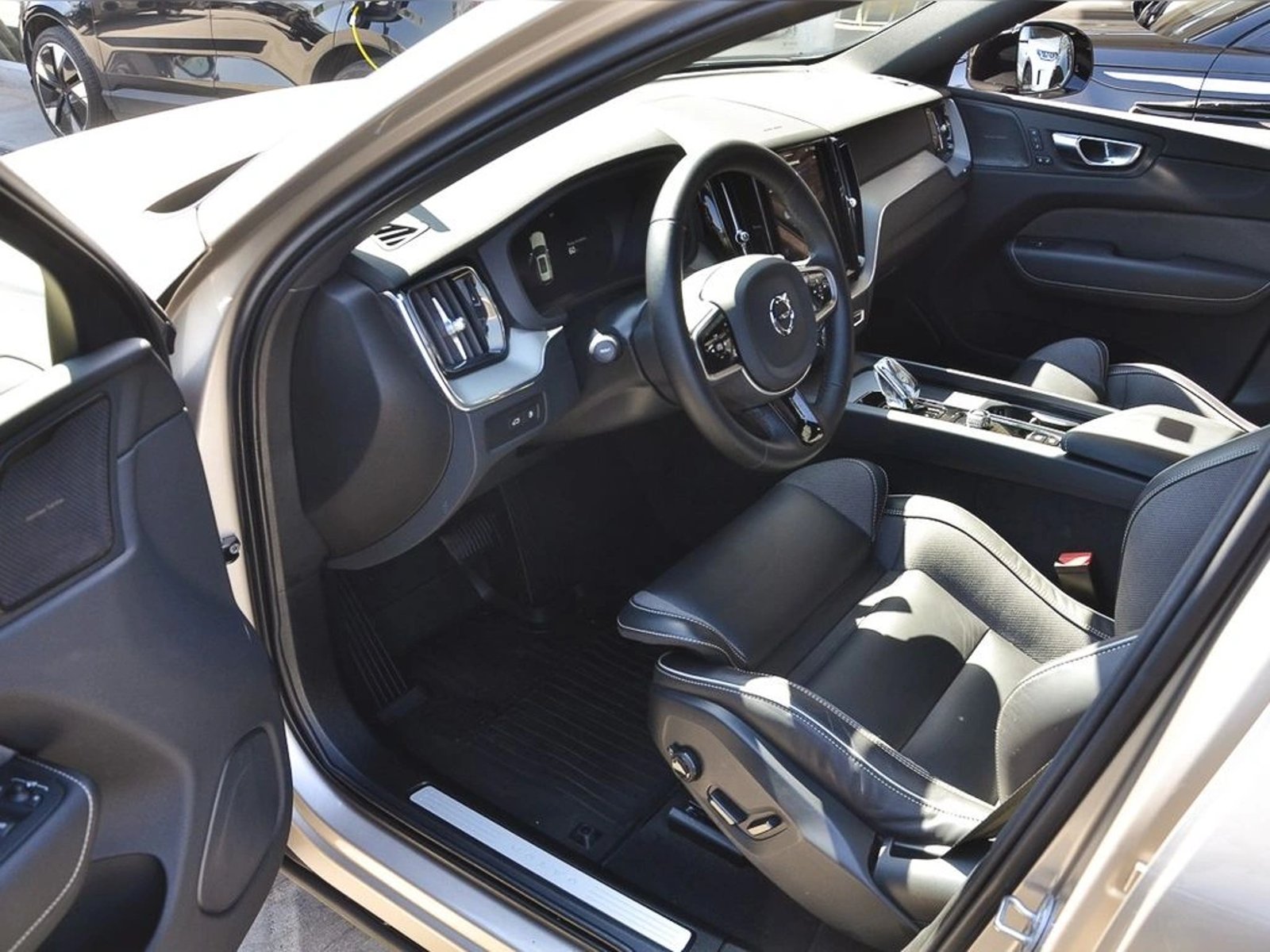 Volvo XC60 T8 AWD RECHARGE ULTIMATE DARK 2025 - Imagen 5 de 20