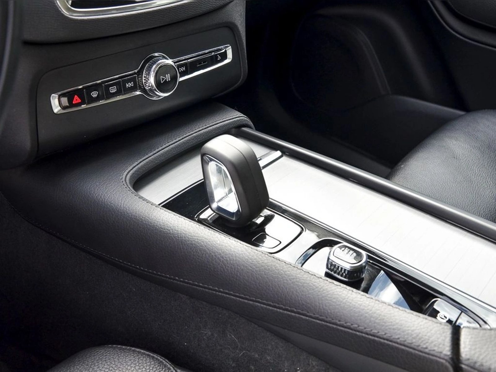 Volvo XC90 2.0 B6 MOMENTUM 4X4 AT 5P 2022 - Imagen 10 de 13