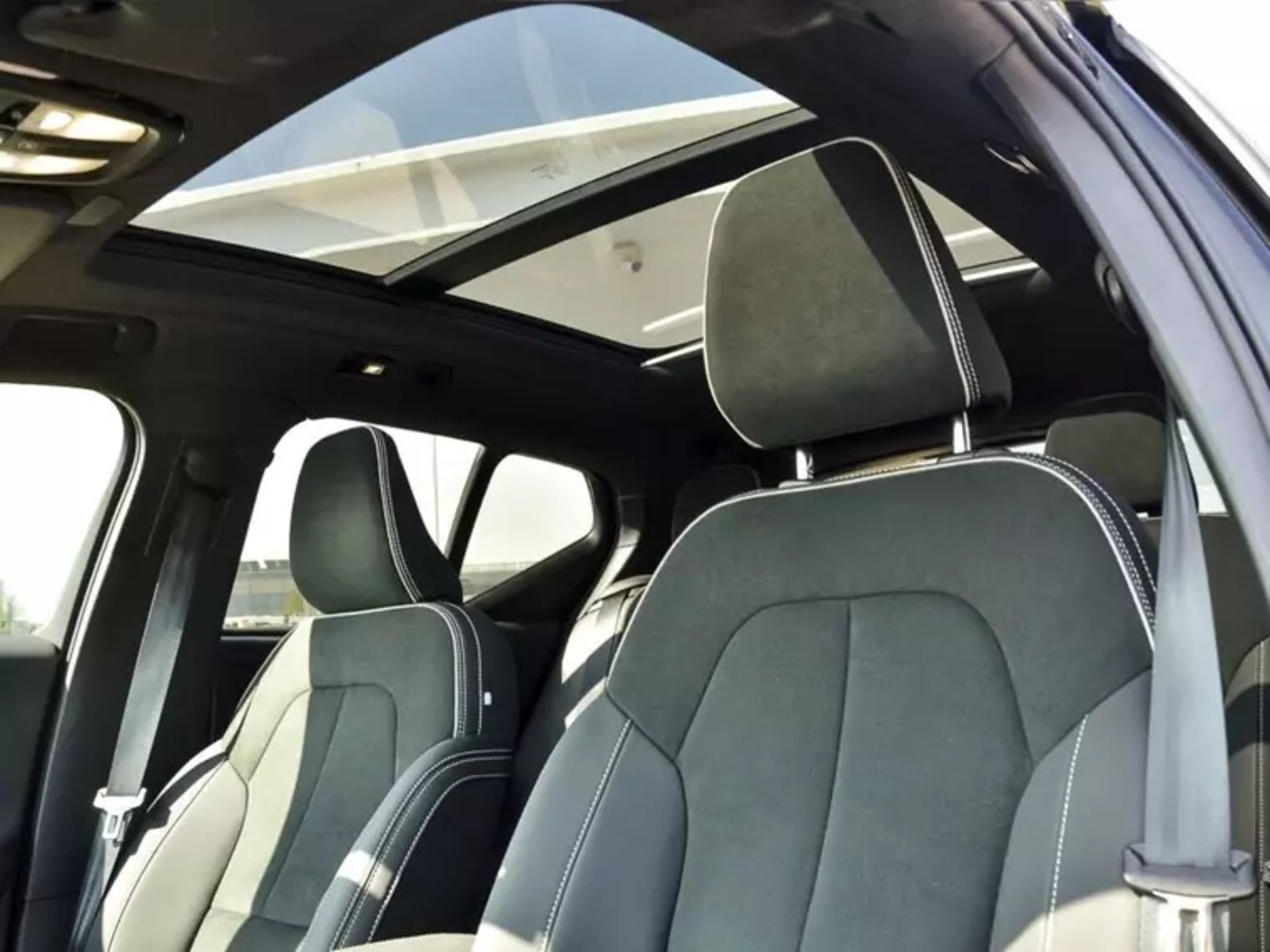 Volvo Ex40 Electrico P8 R-design Awd At 5p 2025 - Imagen 13 de 19