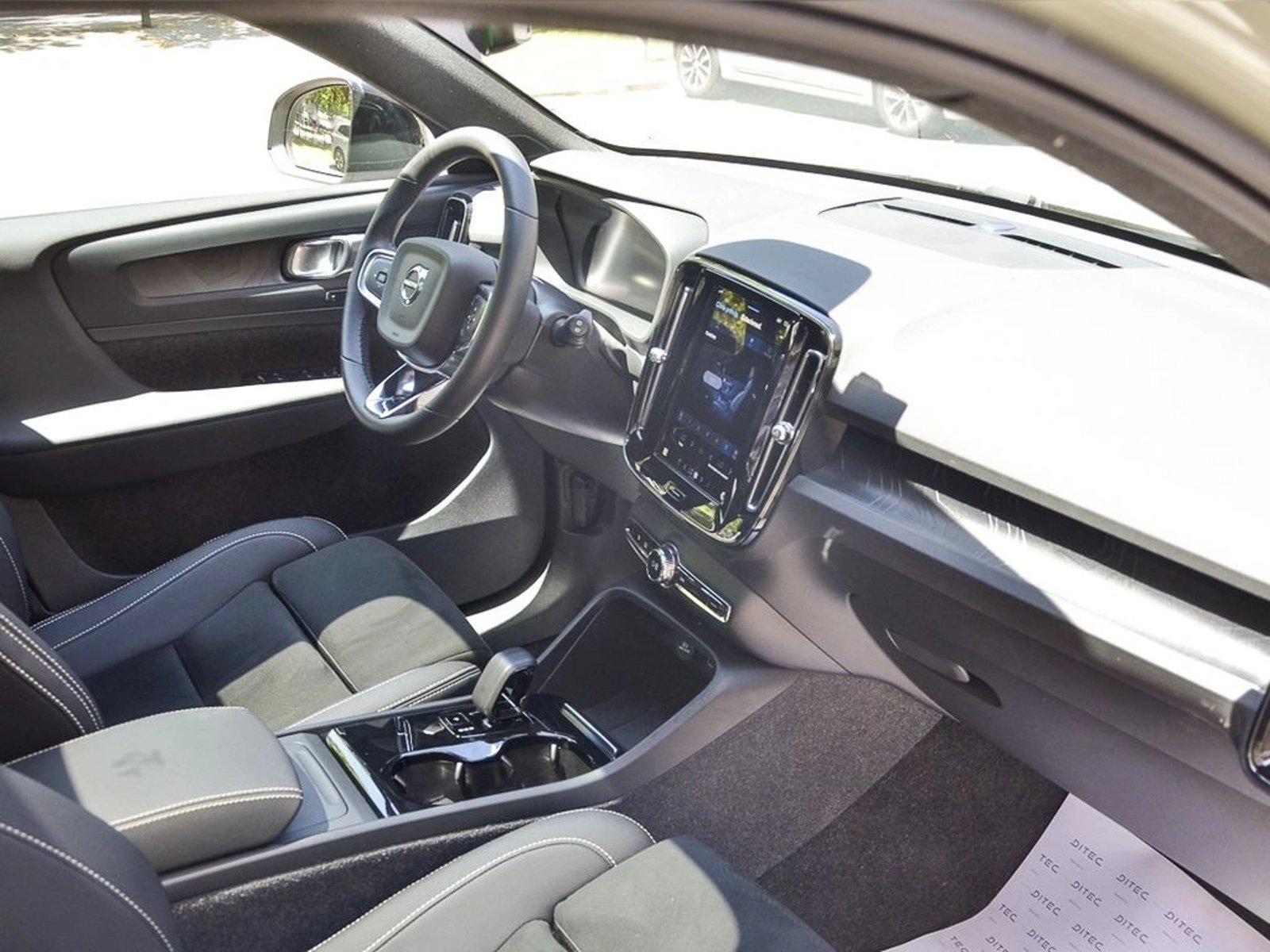 Volvo XC40 RECHARGE 2024 - Imagen 5 de 20