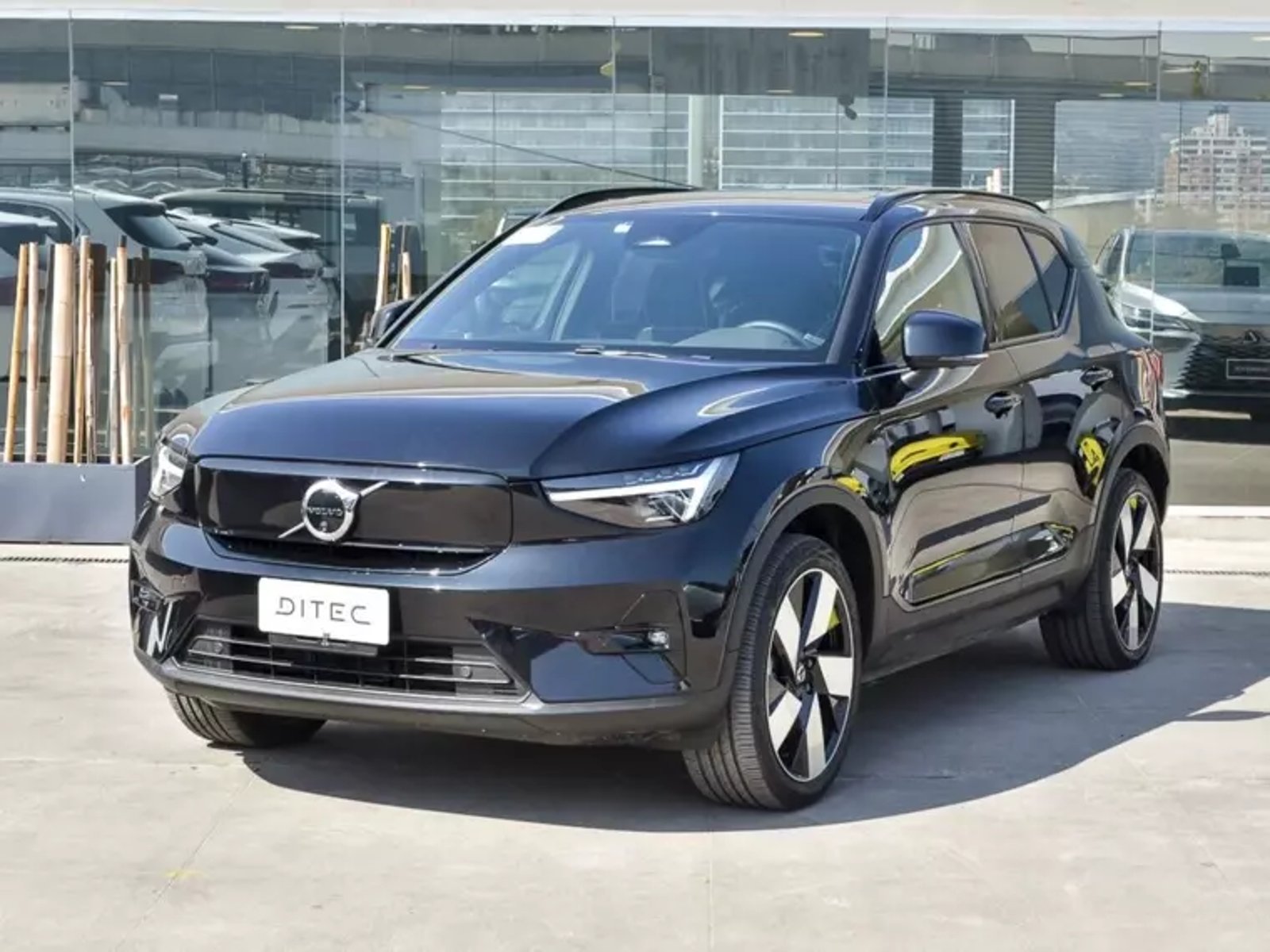 Volvo Ex40 Electrico P8 R-design Awd At 5p 2025 - Foto 2 de 19
