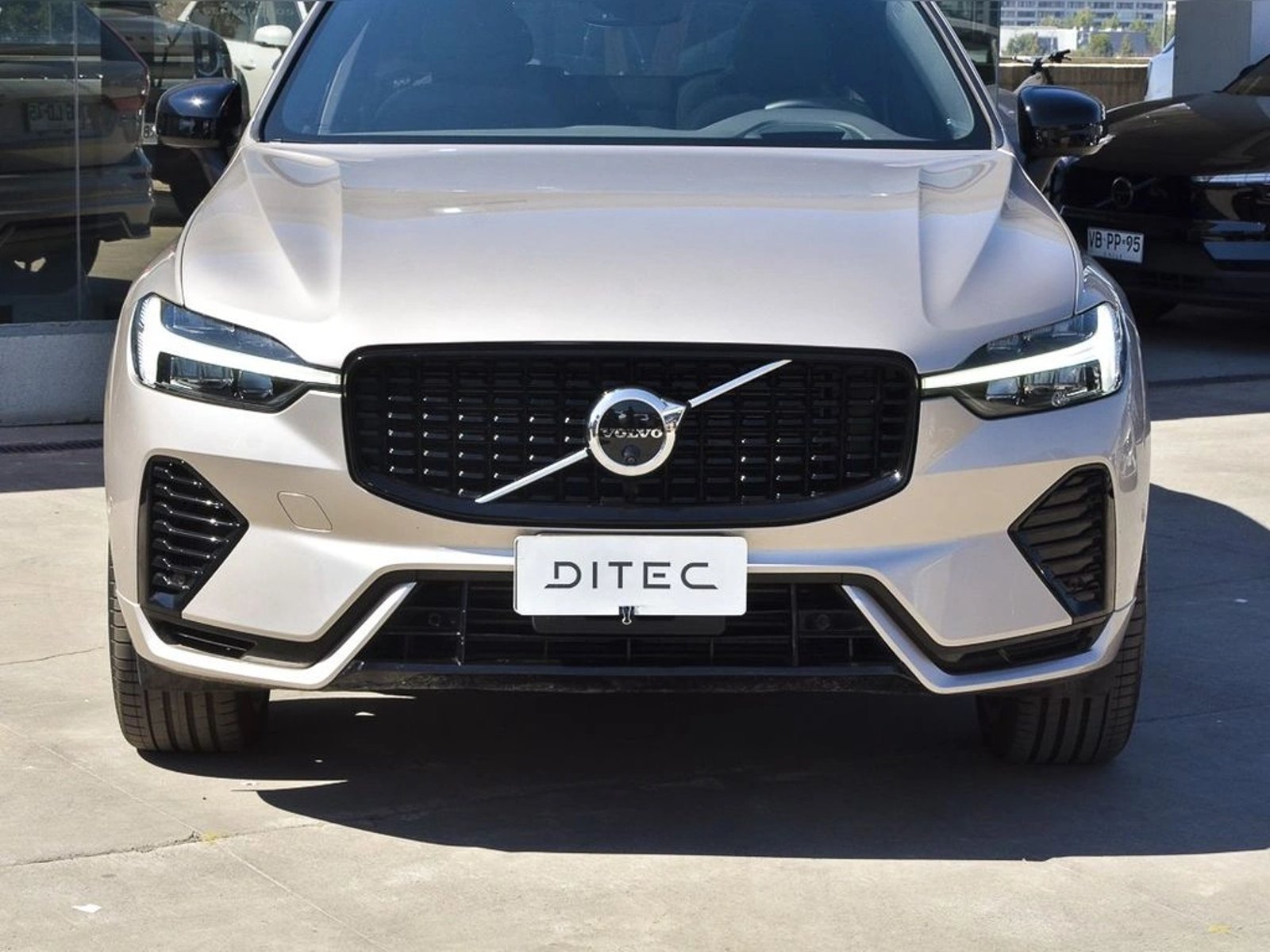Volvo XC60 T8 AWD RECHARGE ULTIMATE DARK 2025 - Foto 4 de 20