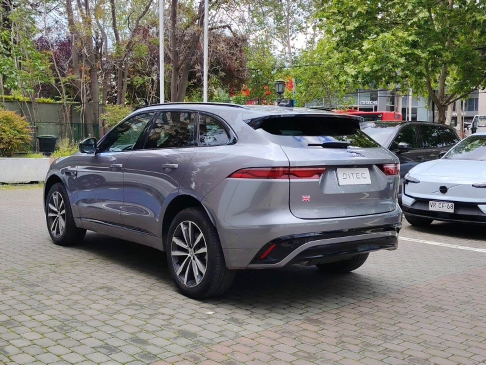 Jaguar F-pace Rdynamic S 4x4 2.0 Aut 2024 - Foto 5 de 16