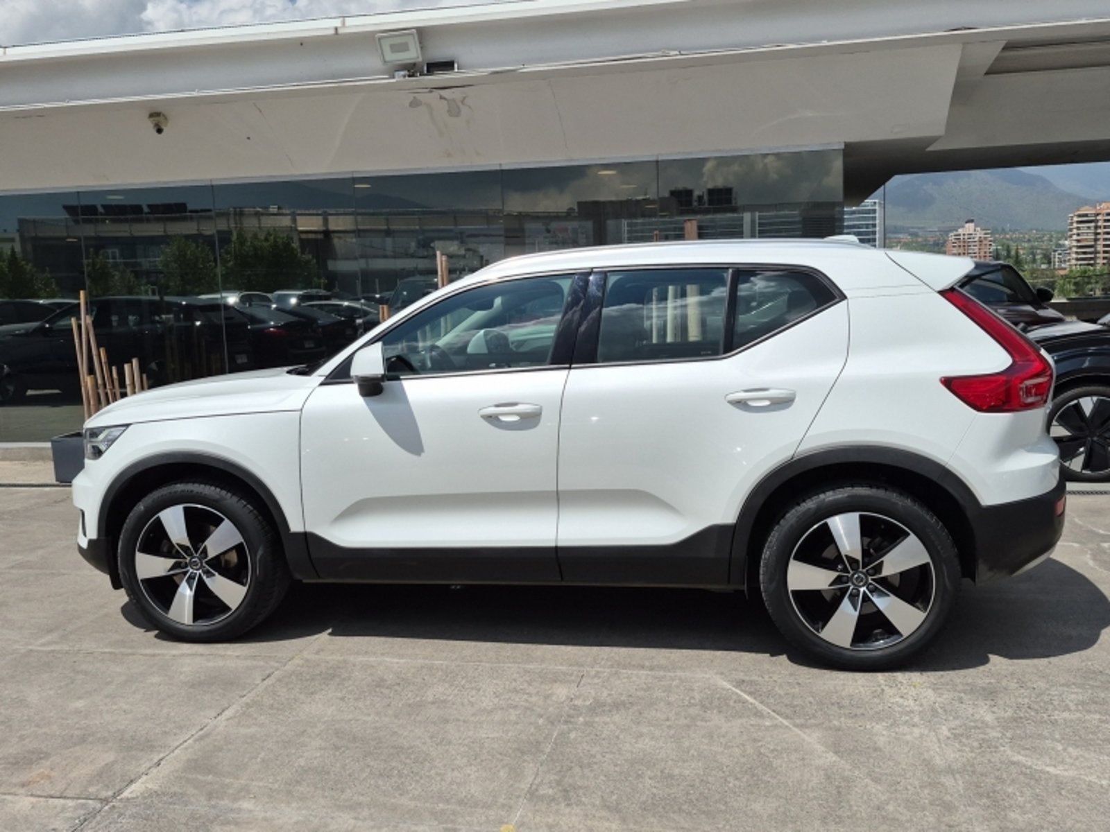 Volvo Xc40 T4 Fwd 2.0 Momentum 2022 - Foto 4 de 16