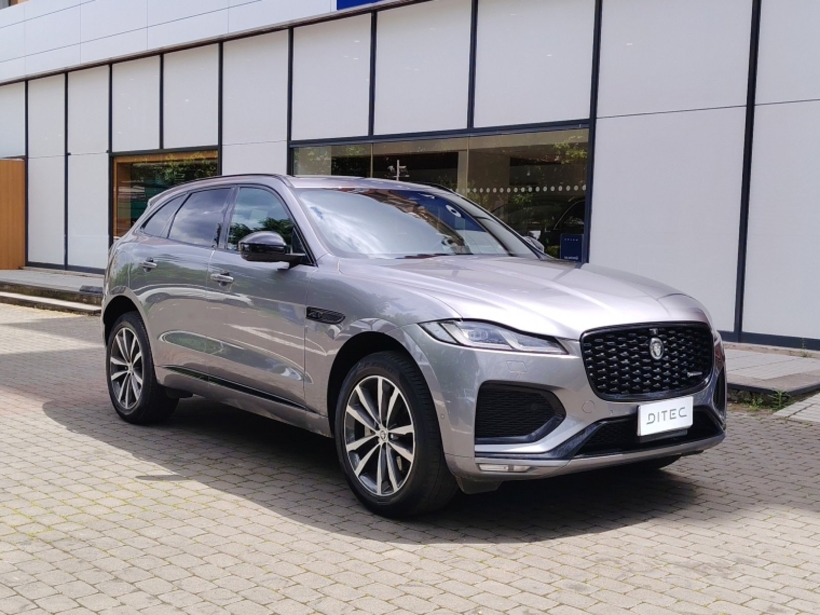 Jaguar F-pace Rdynamic S 4x4 2.0 Aut 2024 - Foto 3 de 16