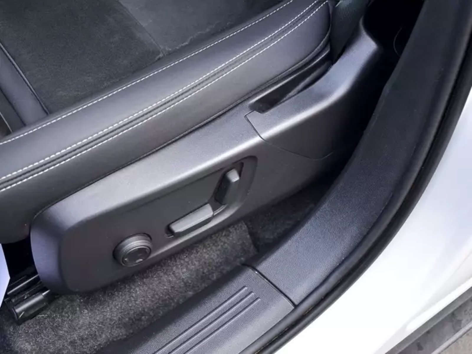 Volvo Xc40 P6 Recharge 2024 - Imagen 17 de 20