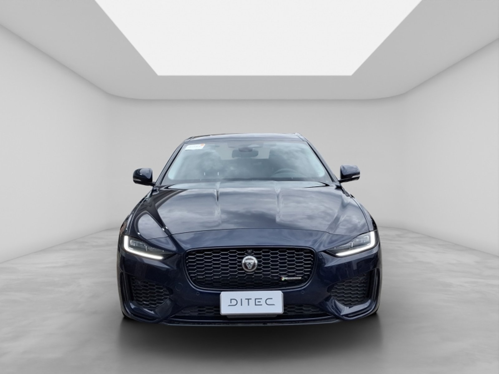Jaguar Xe 2.0 At 2022 - Foto 2 de 20