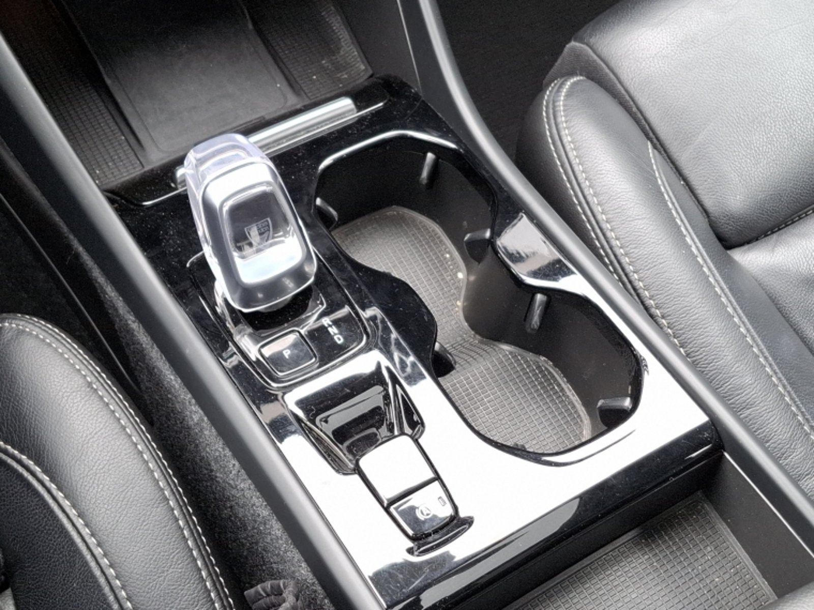 Volvo Xc40 T5 Hybrid R Design 1.5 Aut 2023 - Imagen 13 de 20