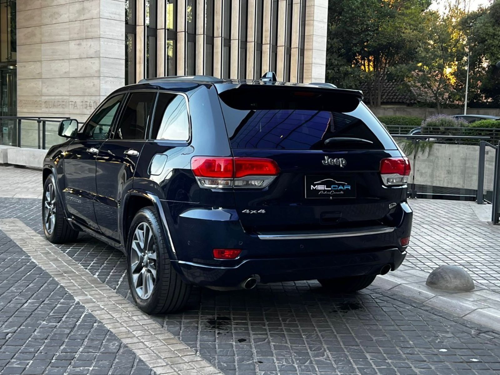Jeep GRAND CHEROKEE OVERLAND 5.7 2019 - Imagen 4 de 10