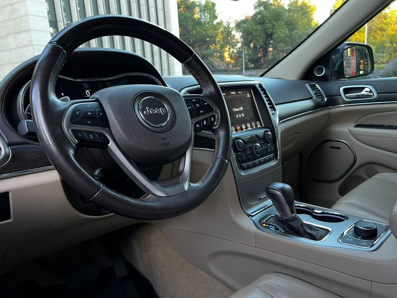 Jeep GRAND CHEROKEE OVERLAND 5.7 2019 - Imagen 8 de 10