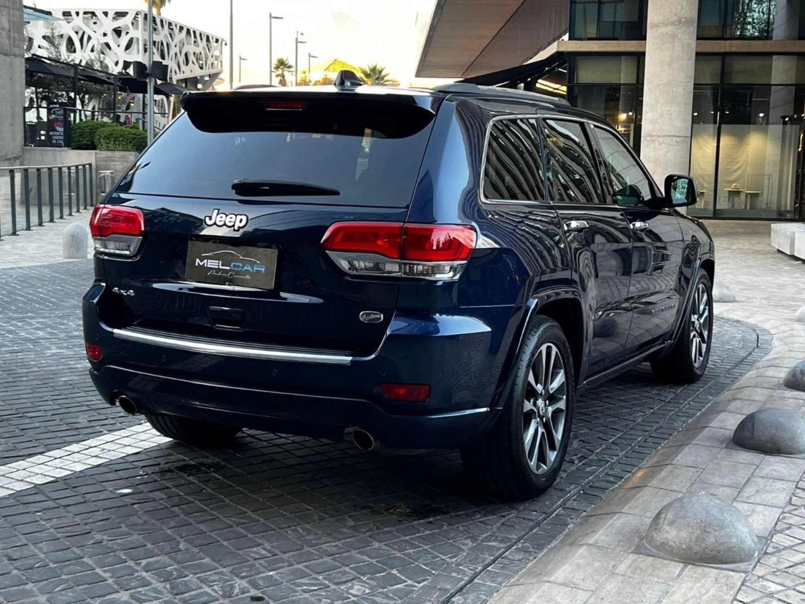 Jeep GRAND CHEROKEE OVERLAND 5.7 2019 - Imagen 6 de 10