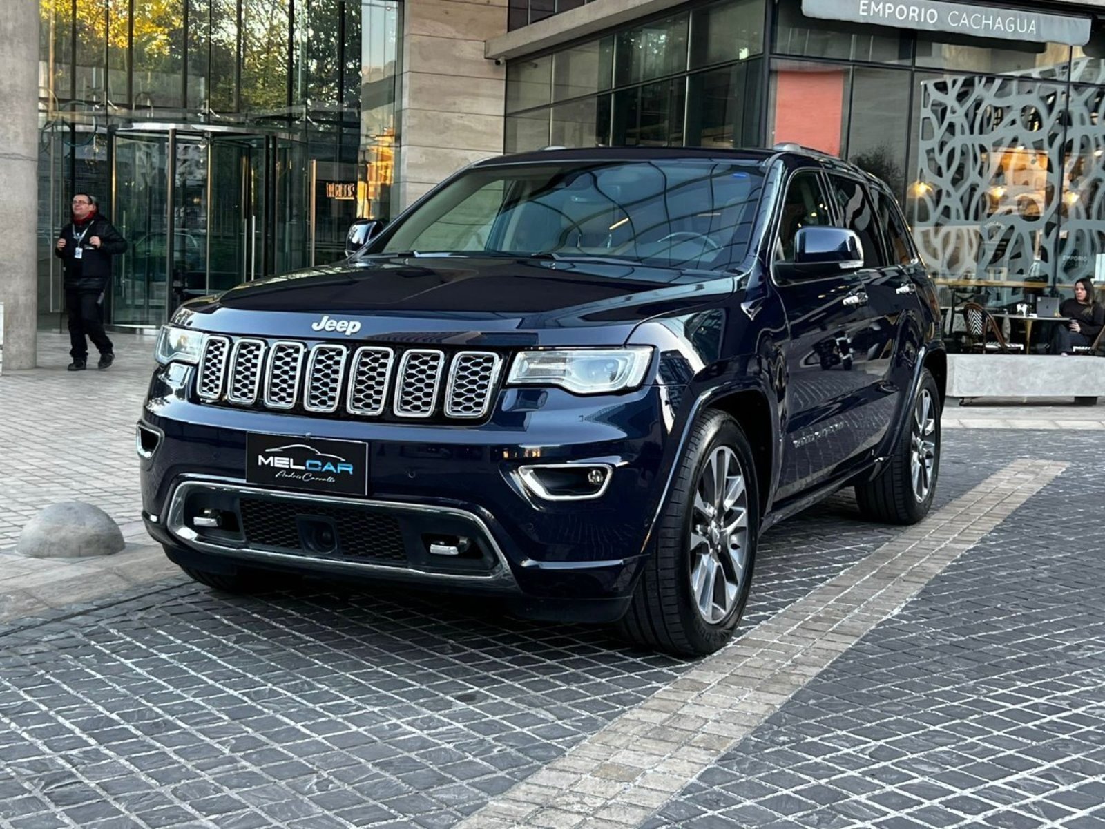 Jeep GRAND CHEROKEE OVERLAND 5.7 2019 - Foto 3 de 10