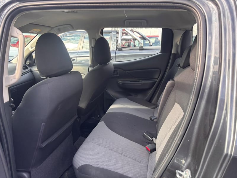Mitsubishi L200 KATANA CR 2.4 Diesel 2023 - Imagen 9 de 10