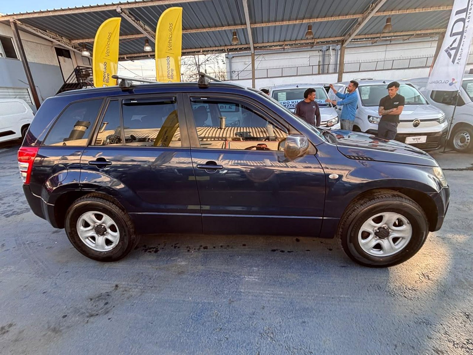 Suzuki GRAND NOMADE GLX 2.0 2011 - Foto 4 de 10