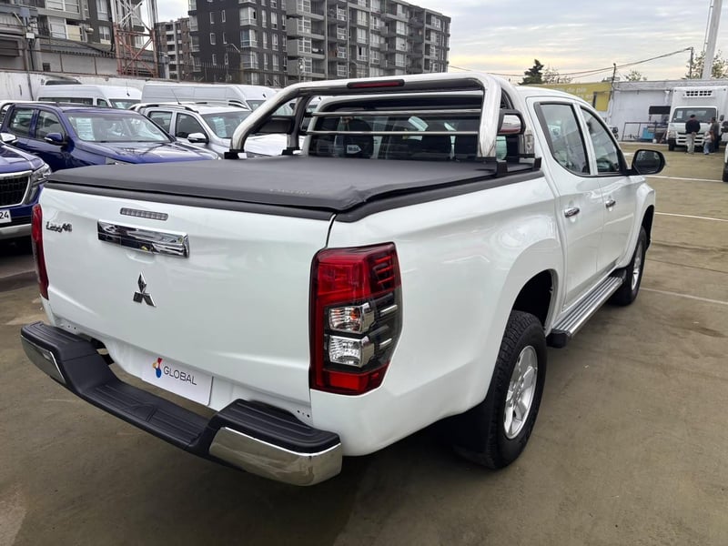 Mitsubishi L200 Katana 2.4 4x4 MT 2023 - Imagen 8 de 10