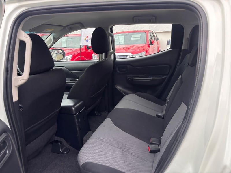 Mitsubishi L200 Katana 2.4 4x4 MT 2023 - Imagen 9 de 10