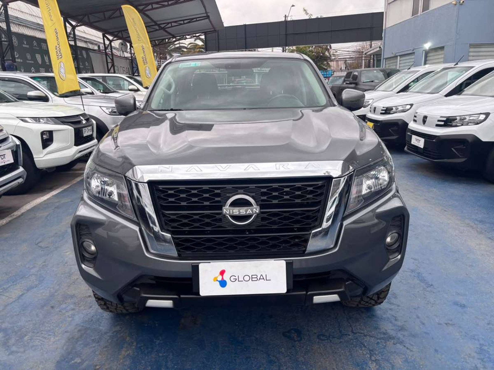 Nissan NAVARA D CAB MT 4X4 2.3 xe 4x4 2023 - Foto 2 de 10