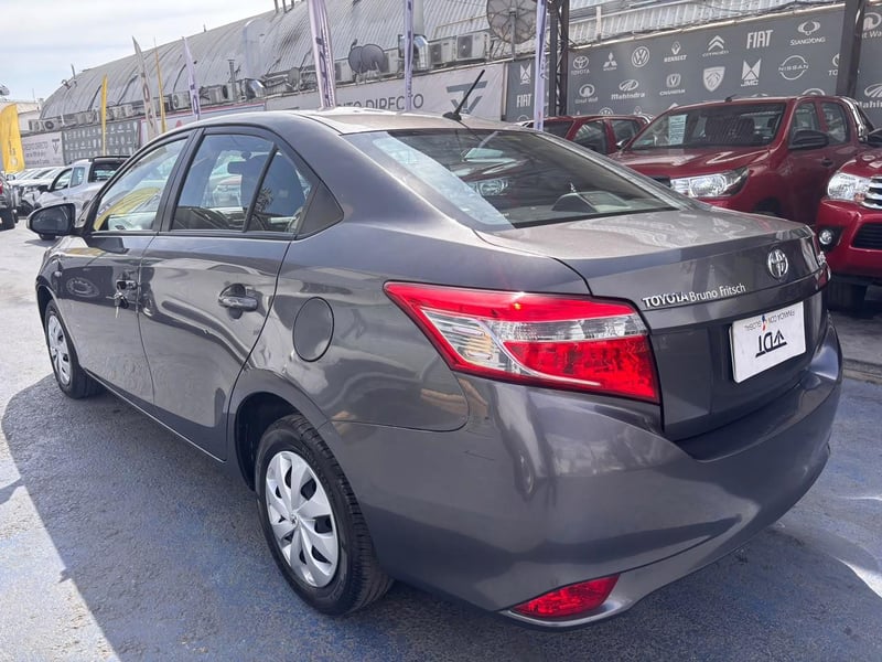 Toyota YARIS Sedan XLI 1.5 MT 2014 - Imagen 6 de 10