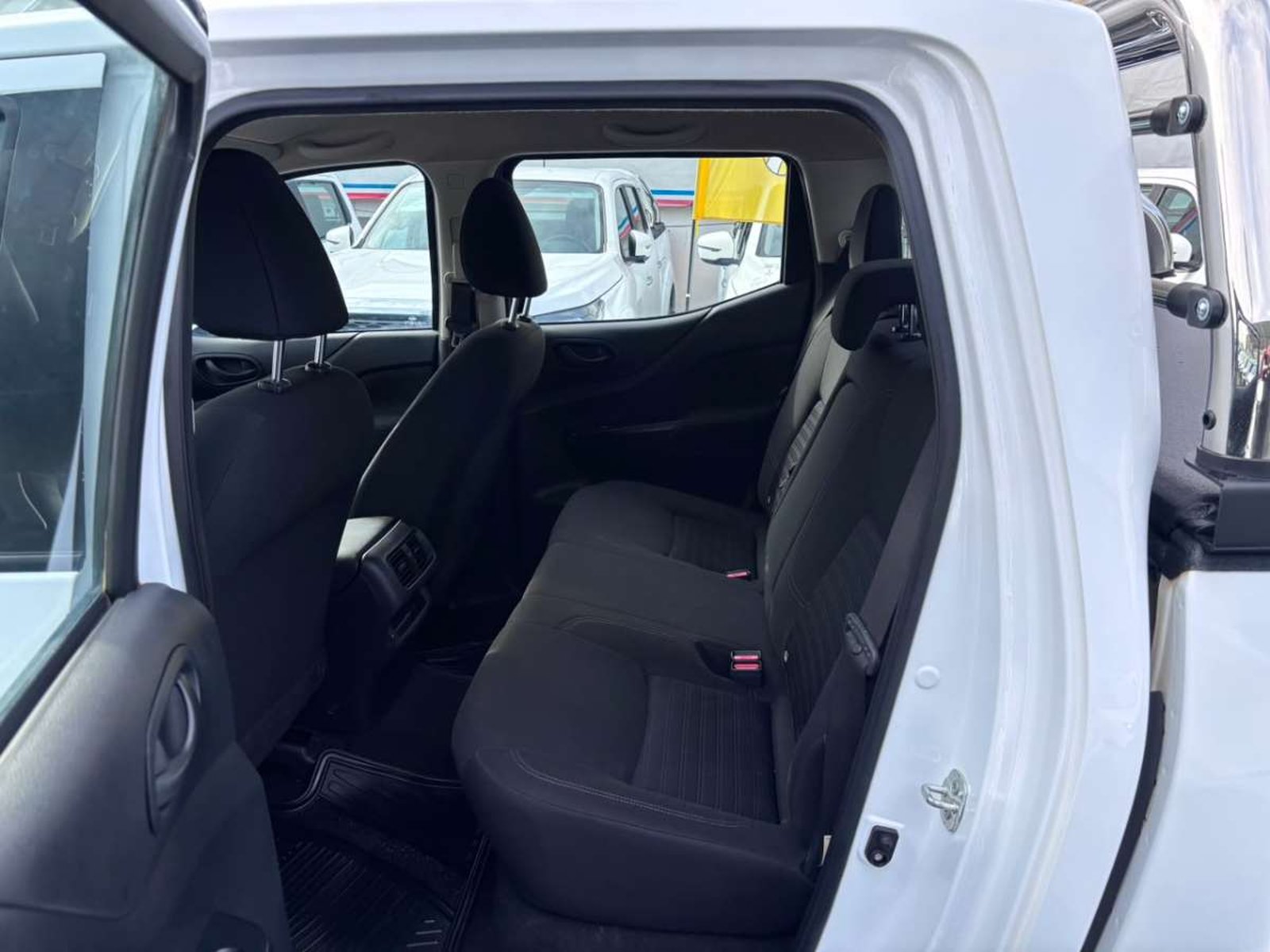 Nissan NAVARA D CAB MT 4X4 2.3 SE 4X4 2023 - Imagen 9 de 10