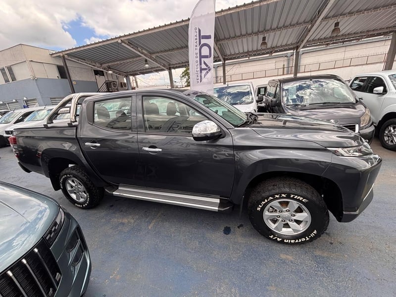Mitsubishi L200 2.4 KATANA CRT DIESEL DOB. CAB. 4X4 MT 4P 2023 - Imagen 5 de 10