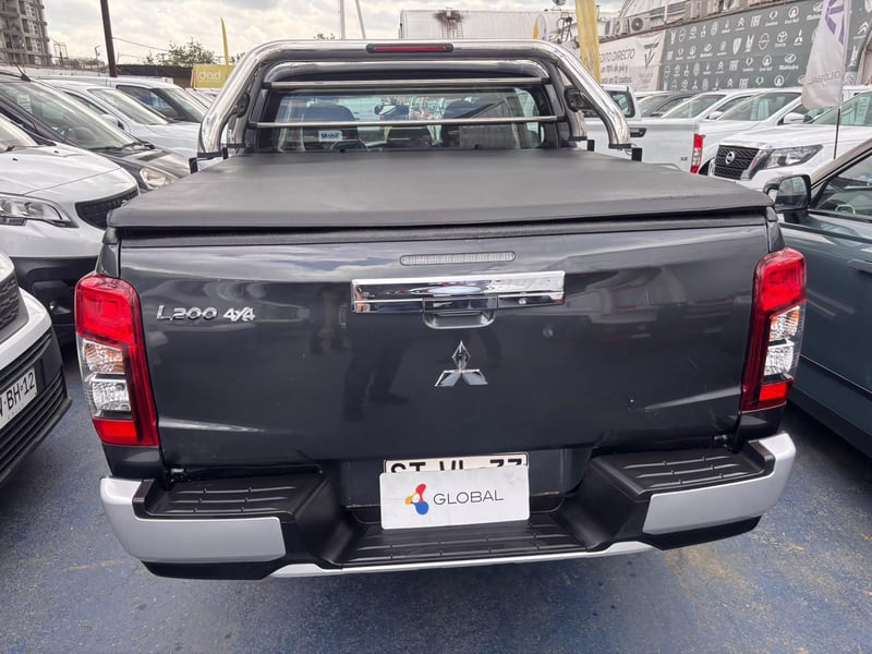 Mitsubishi L200 2.4 KATANA CRT DIESEL DOB. CAB. 4X4 MT 4P 2023 - Imagen 7 de 10