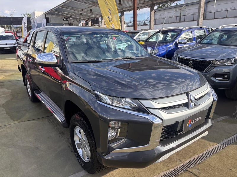 Mitsubishi L200 KATANA CR 2.4 Diesel 2023 - Imagen 3 de 10