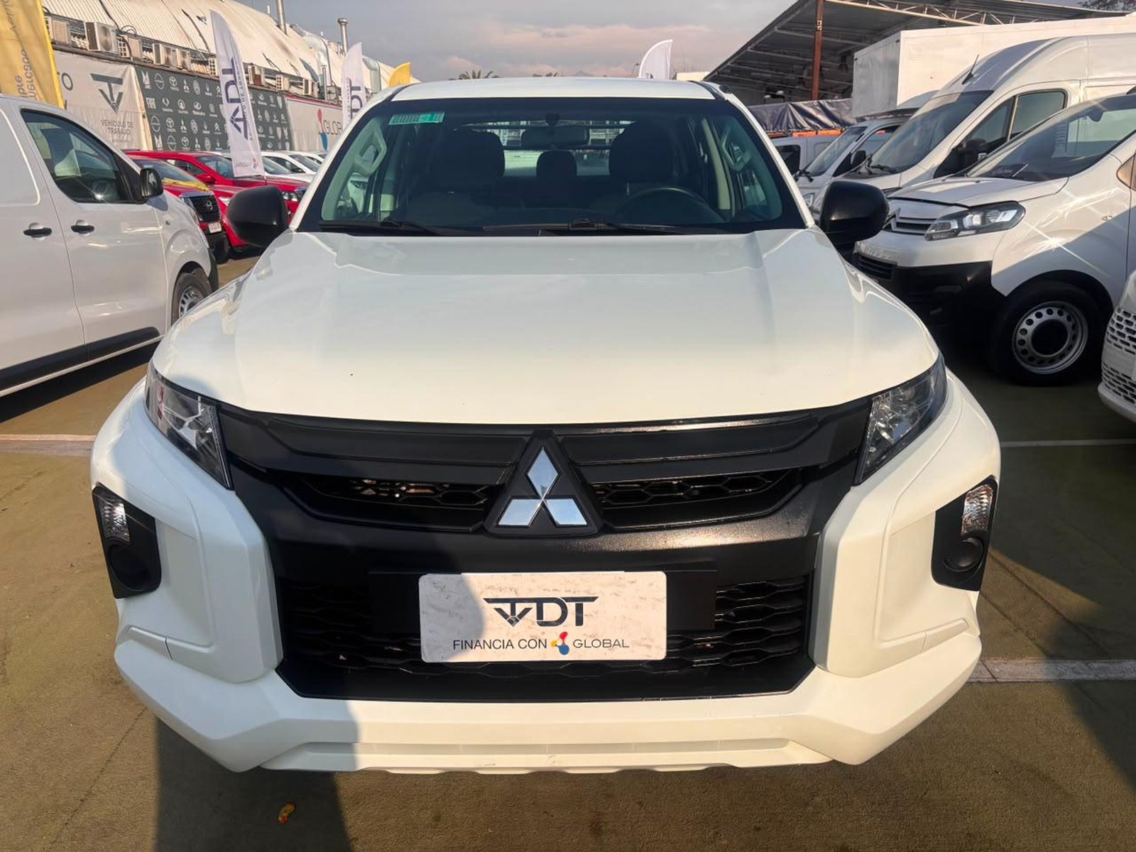 Mitsubishi L200 2.4 KATANA CRM DIESEL DOB. CAB. 4X4 MT 4P 2023 - Foto 2 de 10