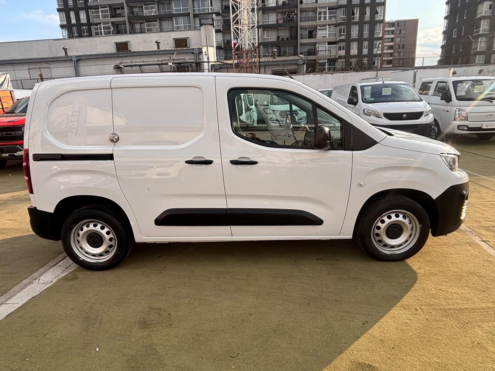 Peugeot PARTNER L1 1.5 BlueHDi 2023 - Foto 4 de 10