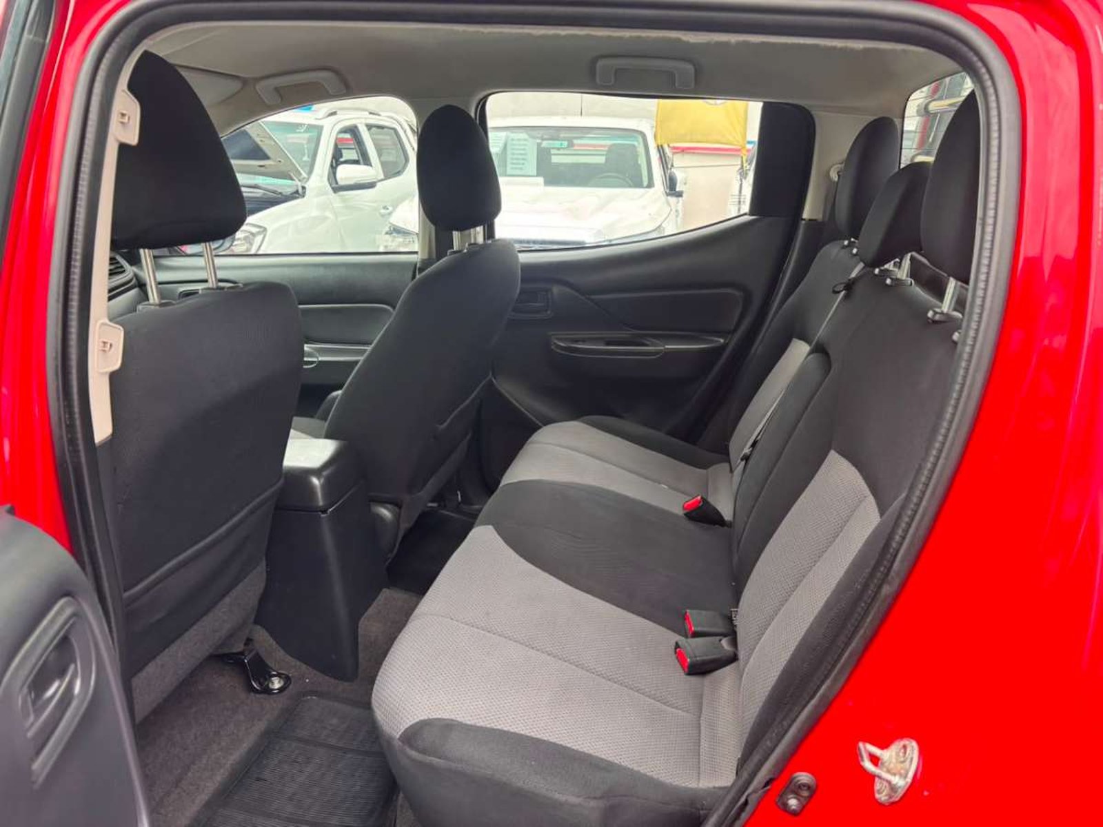 Mitsubishi L200 Katana 2.4 4x4 MT 2023 - Imagen 9 de 10