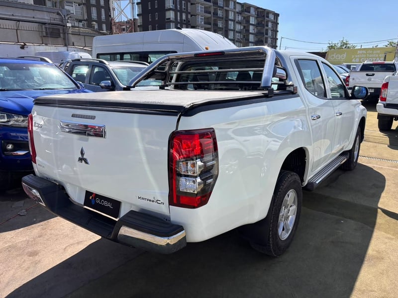 Mitsubishi L200 KATANA CR 2.4 Diesel 2022 - Imagen 8 de 10