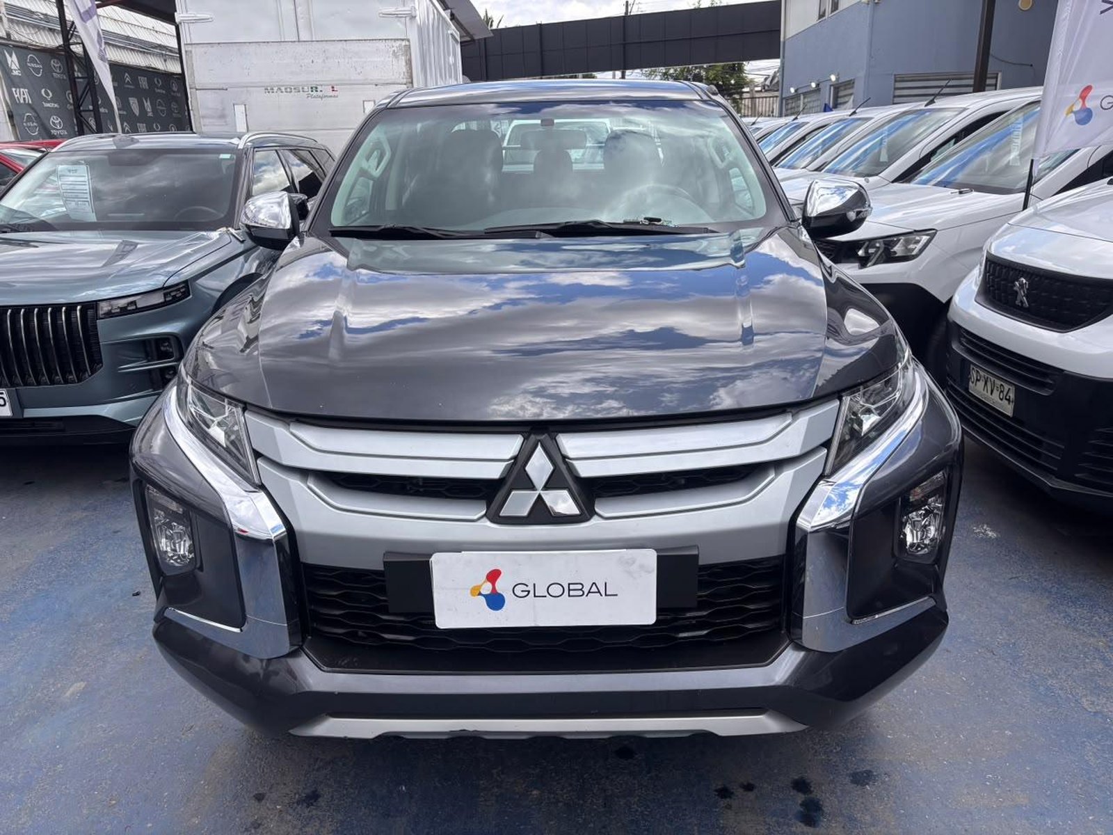 Mitsubishi L200 2.4 KATANA CRT DIESEL DOB. CAB. 4X4 MT 4P 2023 - Foto 2 de 10