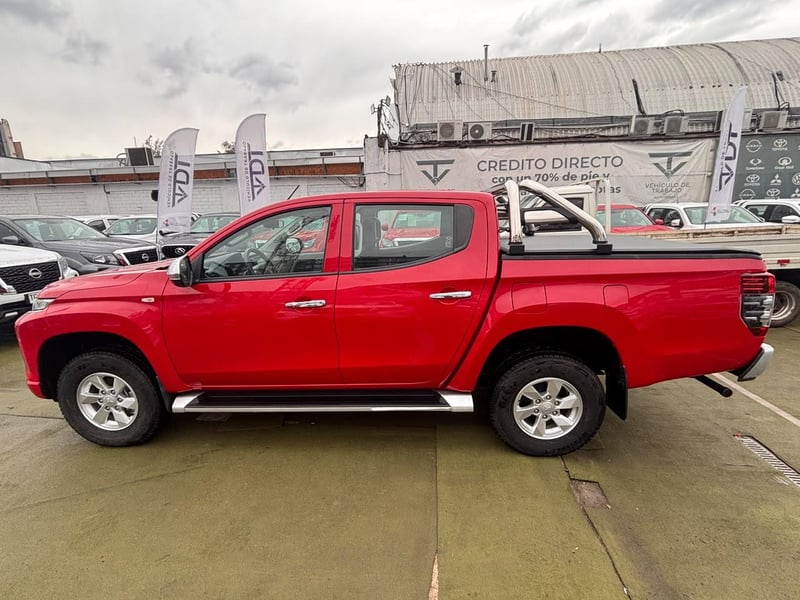 Mitsubishi L200 2.4 KATANA CRT DIESEL DOB. CAB. 4X4 MT 4P 2024 - Imagen 5 de 10