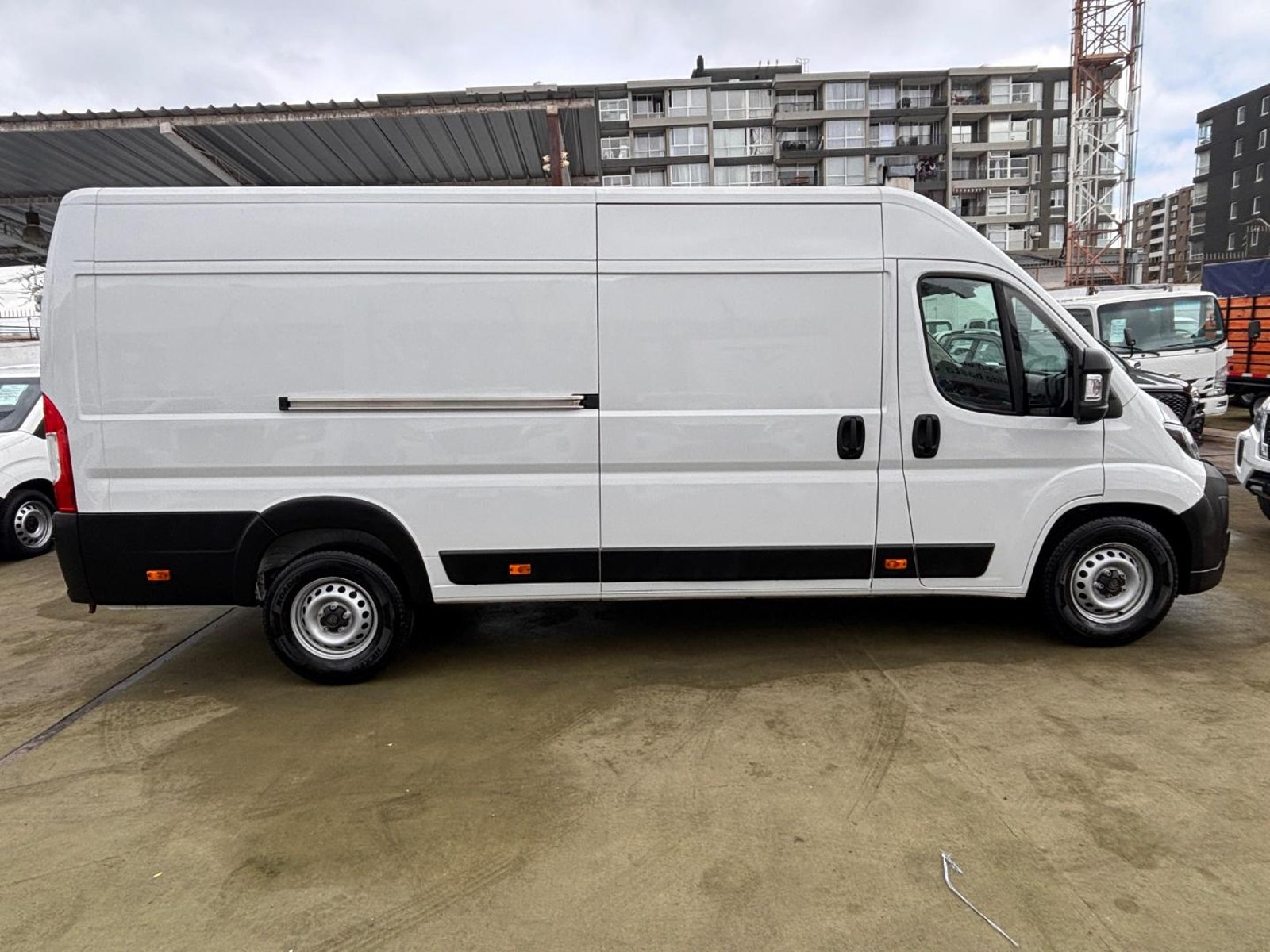 Peugeot Boxer L4H2 2.2 Diesel 2026 - Foto 4 de 10