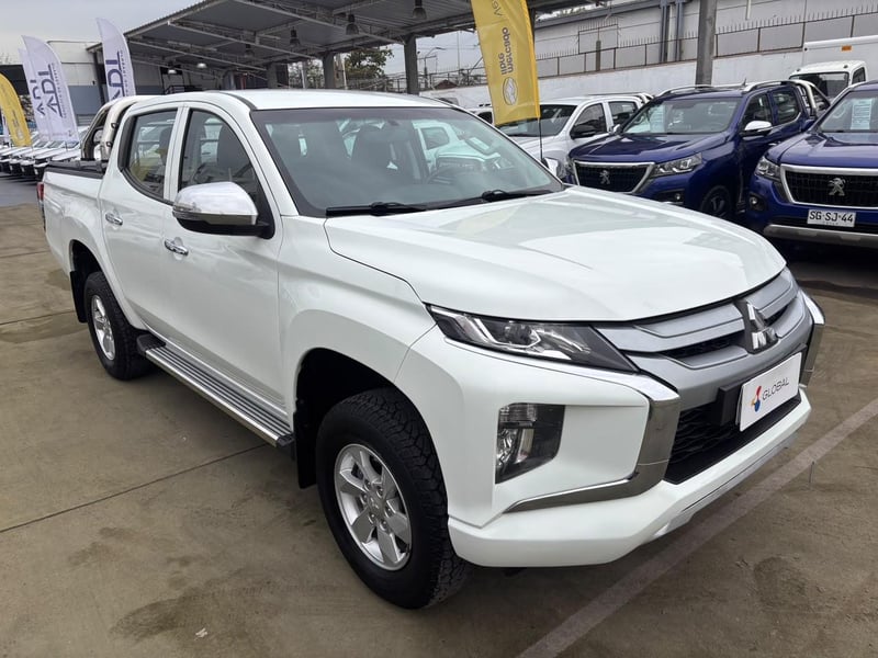 Mitsubishi L200 Katana 2.4 4x4 MT 2023 - Imagen 3 de 10