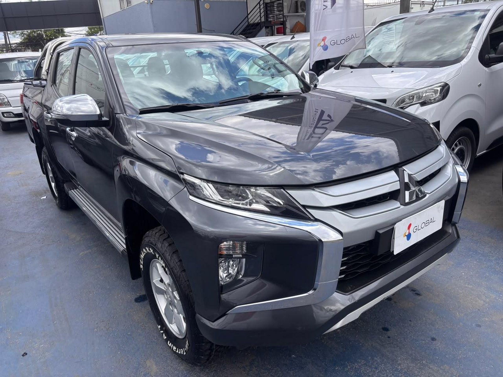 Mitsubishi L200 2.4 KATANA CRT DIESEL DOB. CAB. 4X4 MT 4P 2023 - Foto 3 de 10