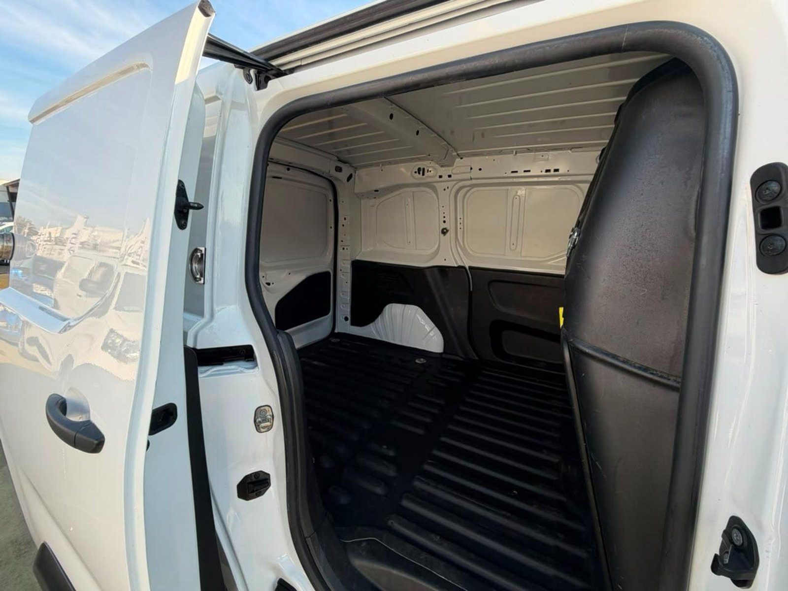 Peugeot PARTNER HDI 92 L1 1.6 2021 - Imagen 9 de 10