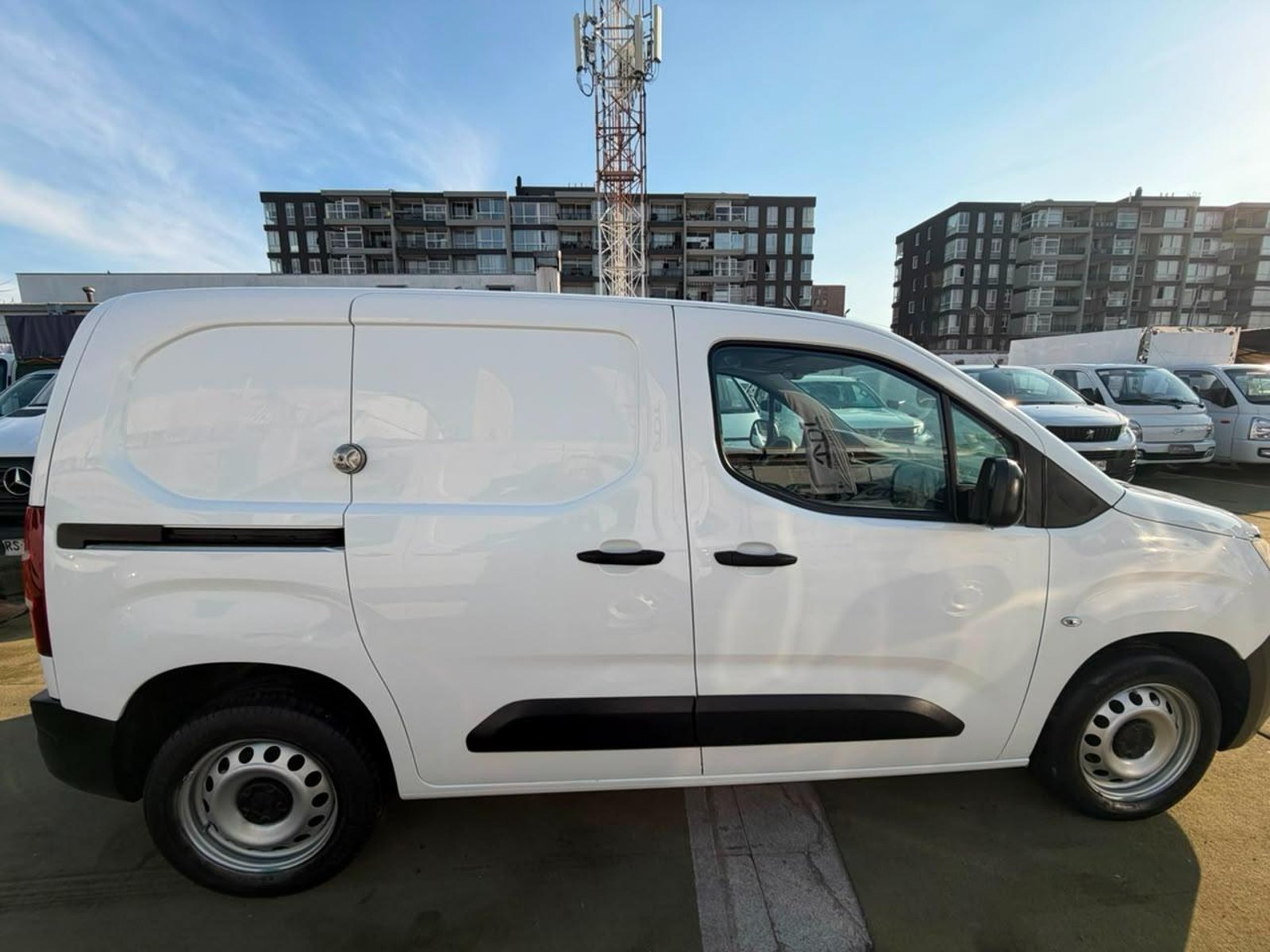 Peugeot PARTNER HDI 92 L1 1.6 2021 - Foto 4 de 10
