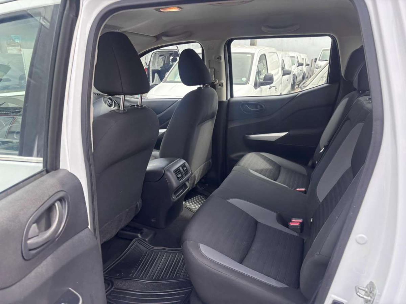 Nissan NAVARA D CAB MT 4X4 2.3 2023 - Imagen 9 de 10