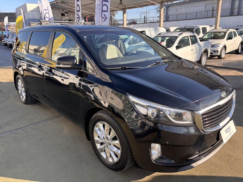 Kia Grand Carnival GLS 3.3 V6 2015 - Imagen 3 de 10