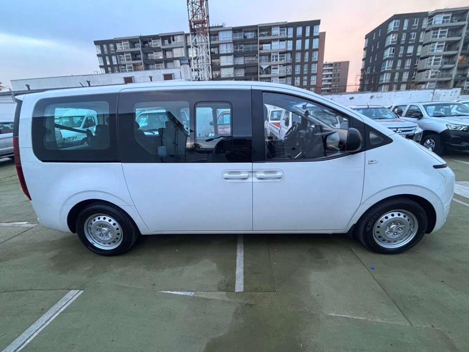 Hyundai STARIA US4 CRDI 2.2 AUT 2023 - Foto 4 de 10