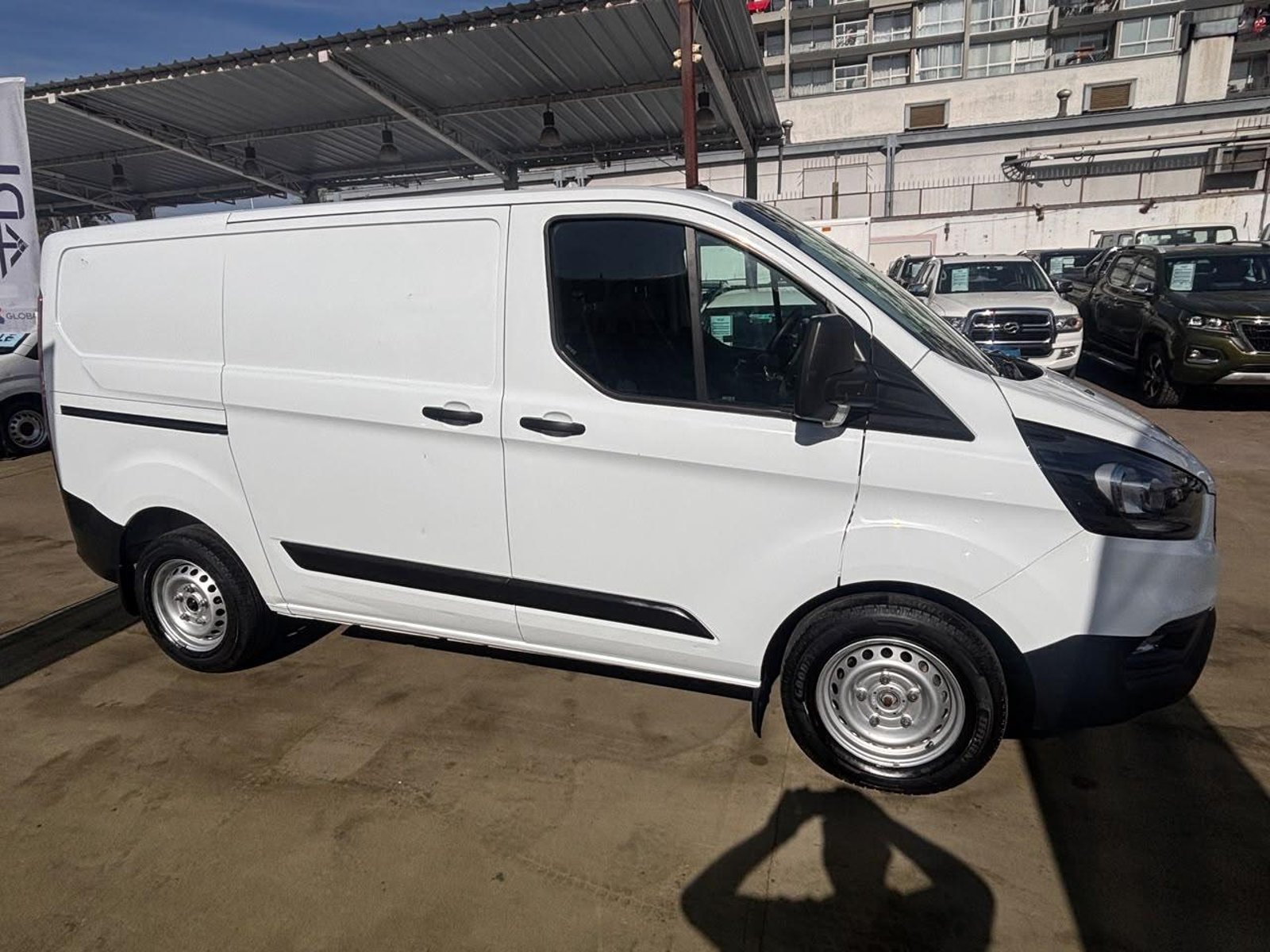 Ford TRANSIT Custom 2.0 EcoBlue Furgón Medio 2024 - Foto 4 de 10