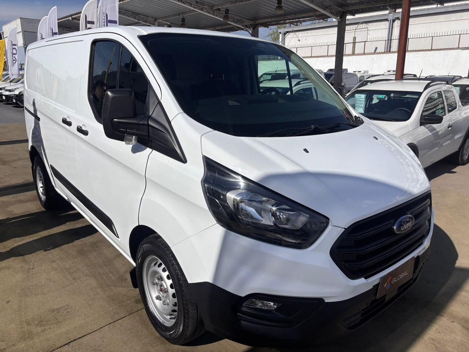 Ford TRANSIT Custom 2.0 EcoBlue Furgón Medio 2024 - Foto 3 de 10