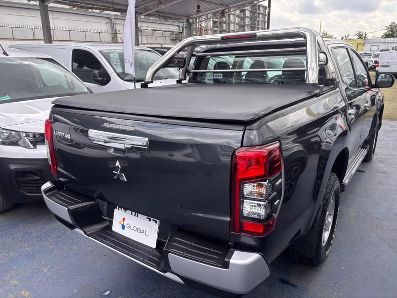 Mitsubishi L200 2.4 KATANA CRT DIESEL DOB. CAB. 4X4 MT 4P 2023 - Imagen 8 de 10