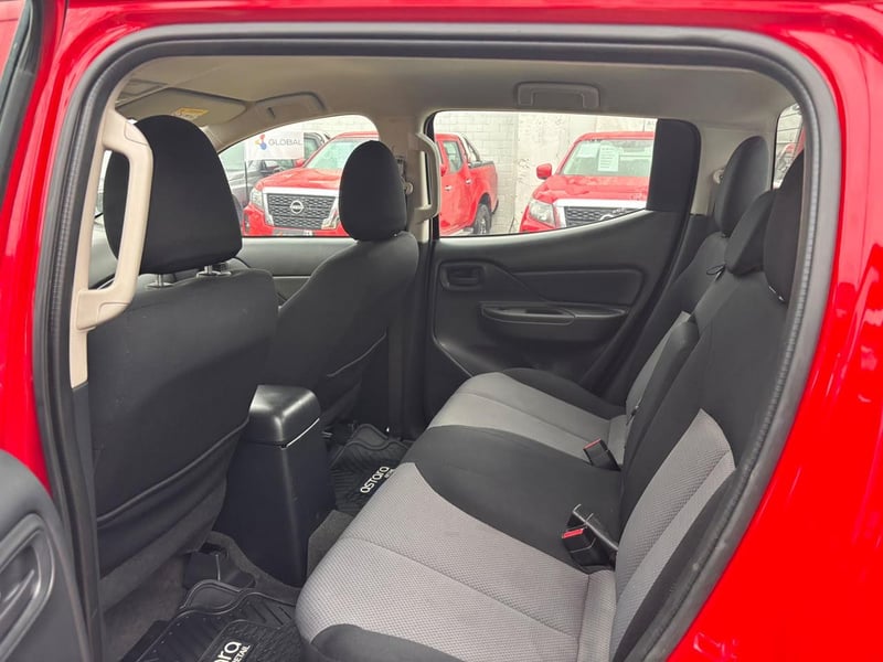 Mitsubishi L200 2.4 KATANA CRT DIESEL DOB. CAB. 4X4 MT 4P 2024 - Imagen 9 de 10