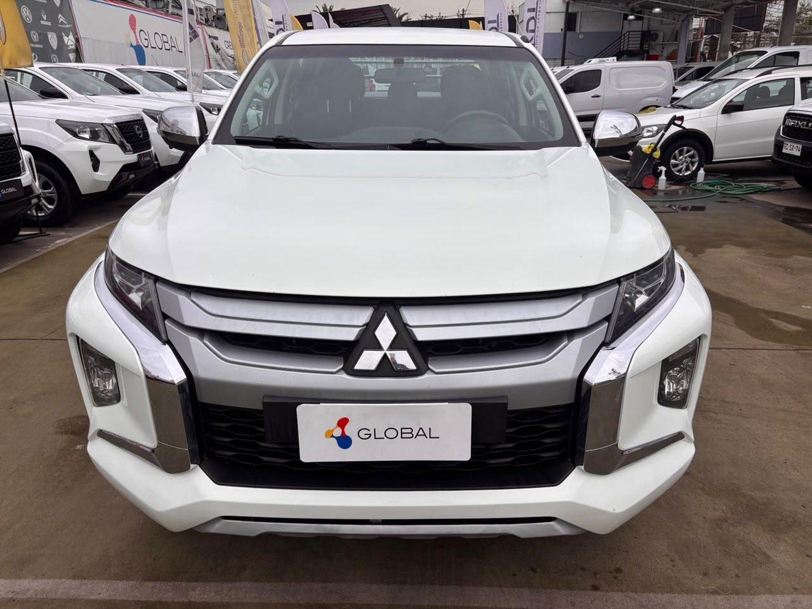 Mitsubishi L200 Katana 2.4 4x4 MT 2023 - Foto 2 de 10