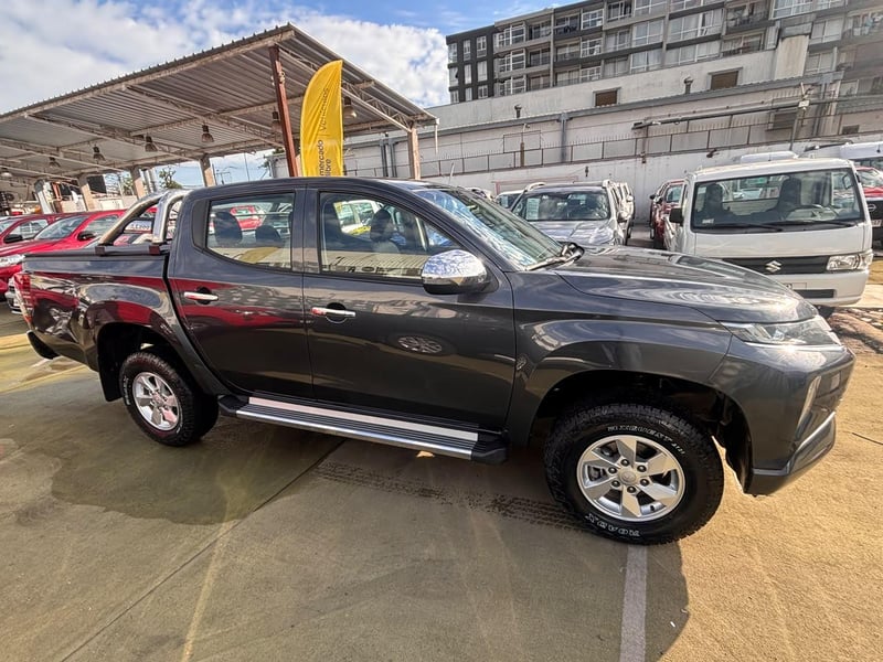 Mitsubishi L200 KATANA CR 2.4 Diesel 2023 - Imagen 4 de 10