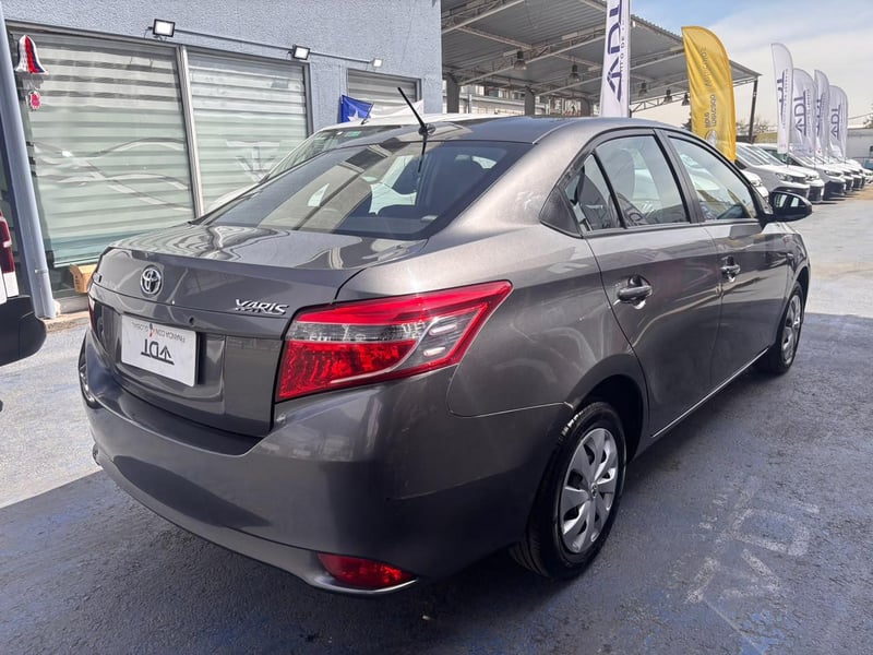 Toyota YARIS Sedan XLI 1.5 MT 2014 - Imagen 8 de 10