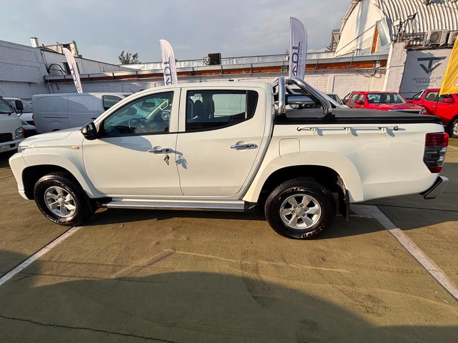 Mitsubishi L200 2.4 KATANA CRM DIESEL DOB. CAB. 4X4 MT 4P 2023 - Imagen 5 de 10