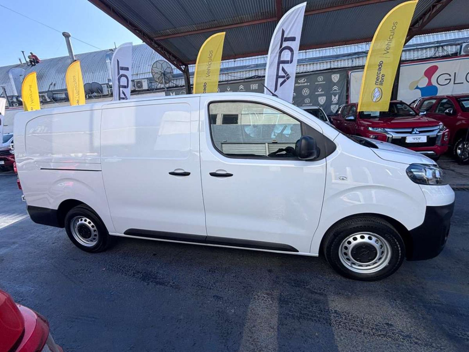 Opel VIVARO TD 150 2.0 2023 - Foto 4 de 10